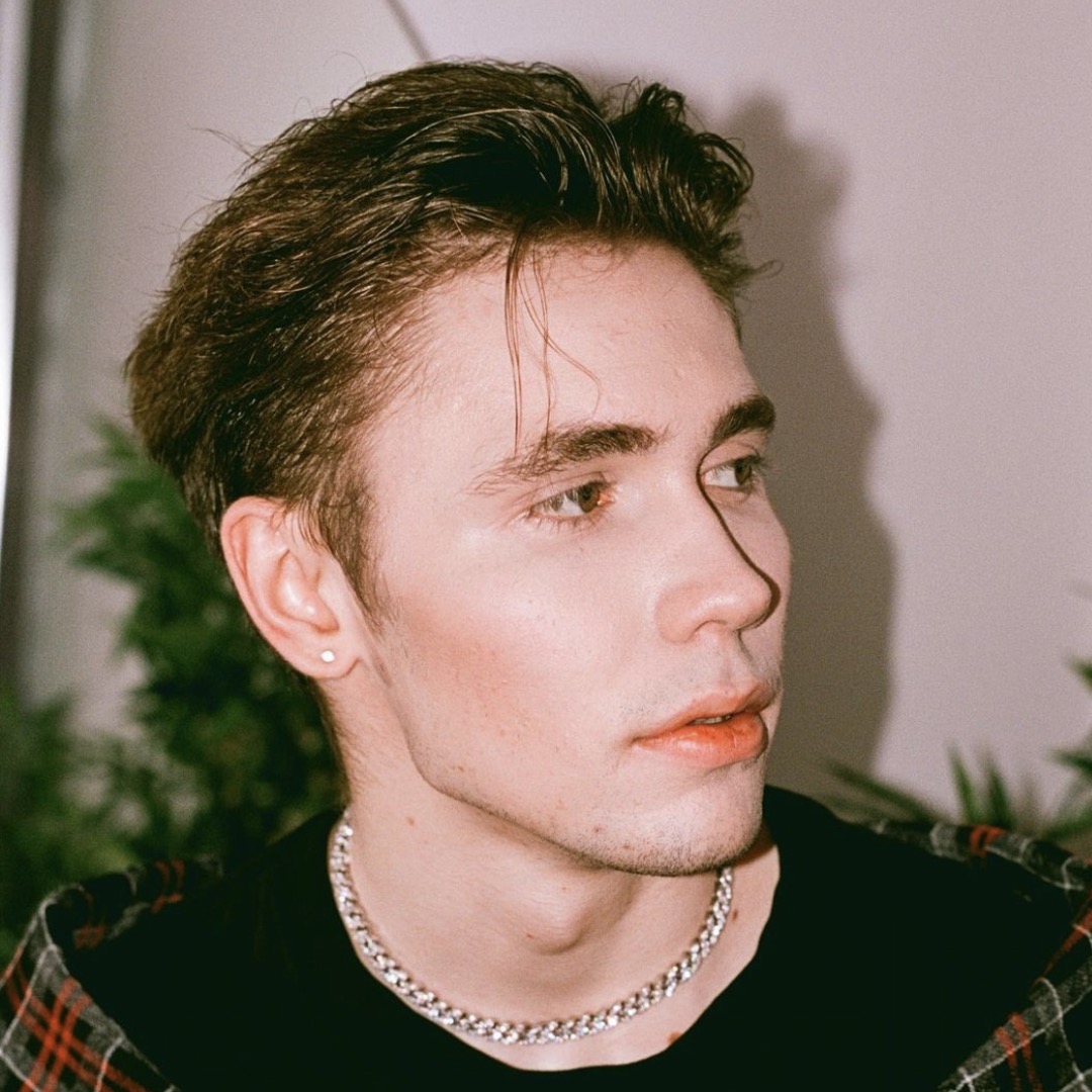 More emociy певец. More emociy язык. Daybe антикобыла. Кровать для девочки подростка. Daybe певец.